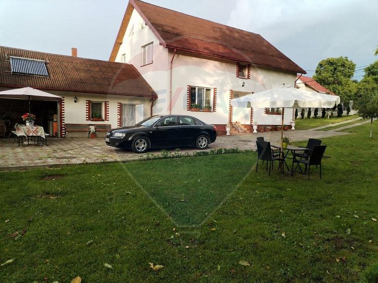 Casă individuală cu 6 camere cu Teren 3275 Mp în Periferie