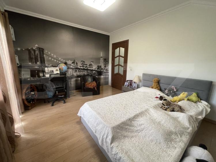 Casă individuală cu 6 camere cu Canalizare în Est