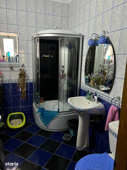 Casă cu 5 camere cu Canalizare în Central