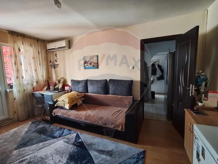 Apartament cu 3 camere semidecomandat, mobilat în Craiovița Nouă