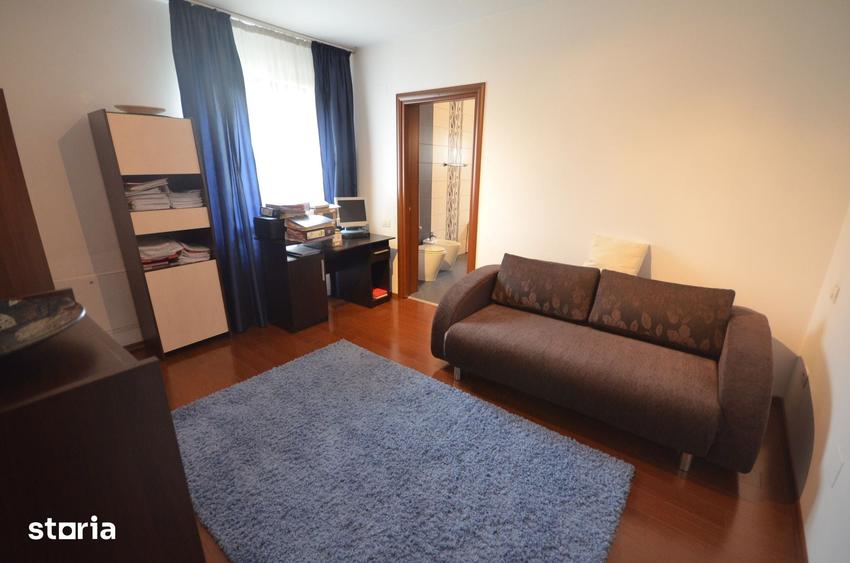 Casă cu 6 camere cu Teren 500 Mp în Central