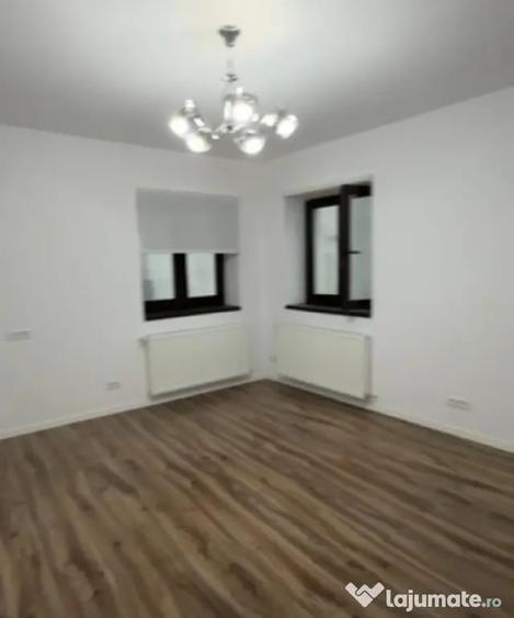 Casă cu 7 camere cu Teren 600 Mp în Central