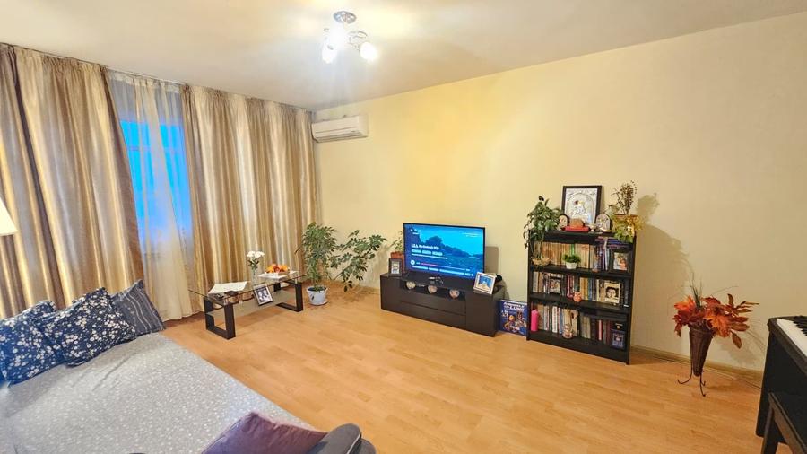 Apartament cu 4 camere în Micro 18