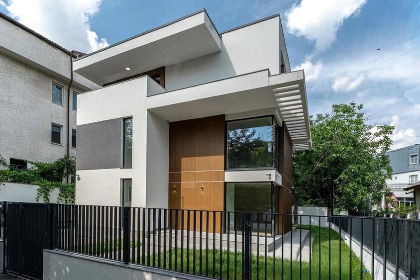 Casă cu 6 camere cu Teren 432 Mp în Băneasa
