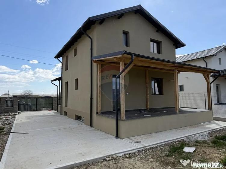 Casă cu 3 camere cu Teren 400 Mp în Golești