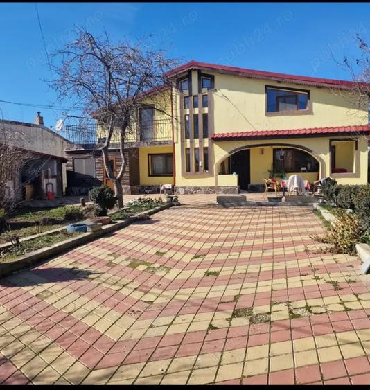 Casă cu 5 camere cu Teren 666 Mp în Copăceni