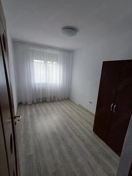 Apartament cu 3 camere semidecomandat în Mărăței