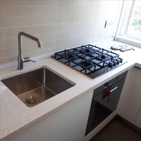 Apartament cu 3 camere semidecomandat, mobilat în Centrul Bancar