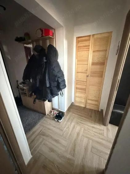 Apartament cu 2 camere semidecomandat în Craiovița Nouă