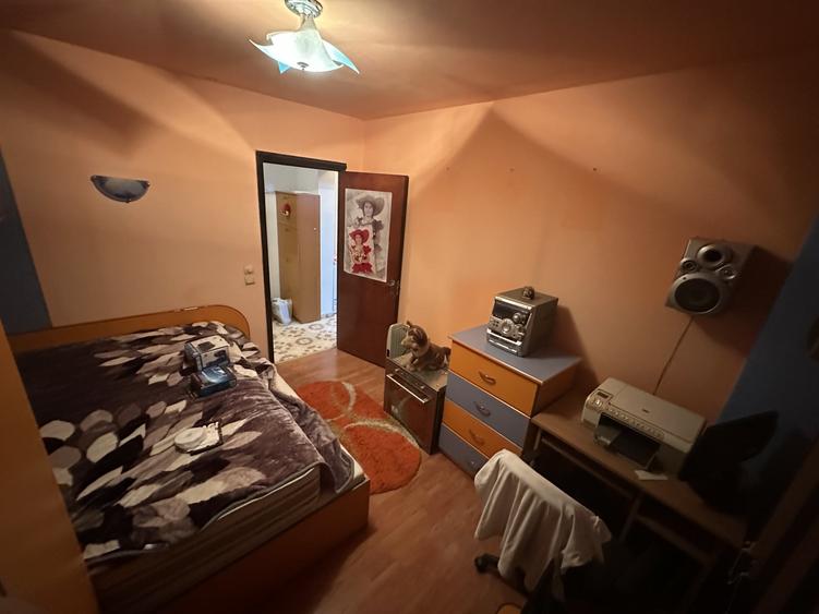 Apartament cu 4 camere semidecomandat, mobilat în Berceni