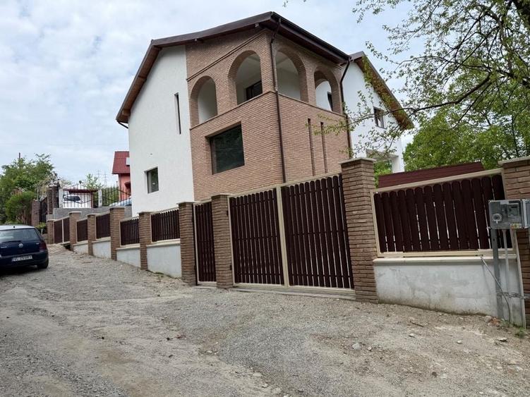 Casă cu 4 camere în Bujoreni