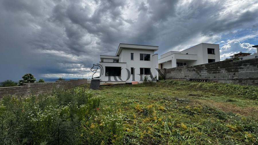 Casă individuală cu 6 camere cu Canalizare în Vest