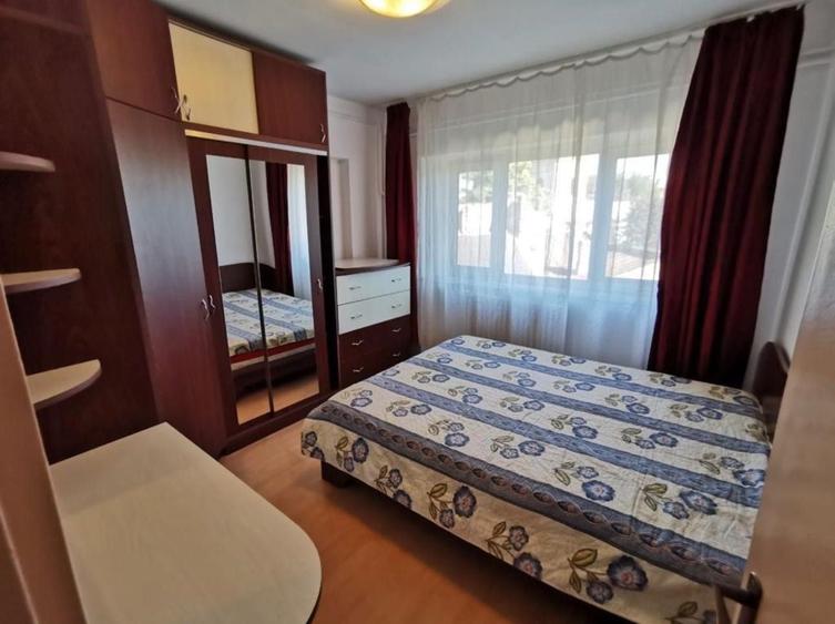 Apartament cu 3 camere semidecomandat, mobilat în Central