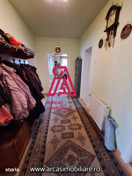 Casă cu 7 camere cu Canalizare în Sub Arini