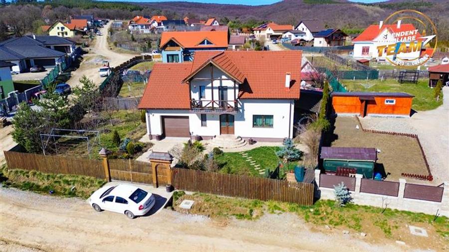 Casă individuală cu 5 camere cu Garaj în Sâncraiu