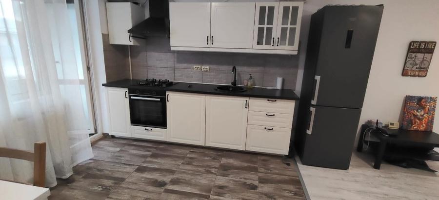 Apartament cu 3 camere semidecomandat, mobilat în Central