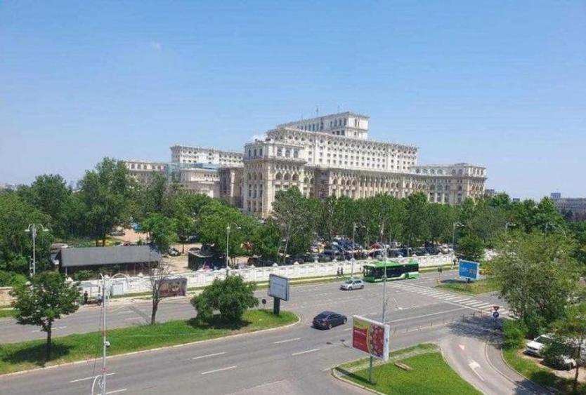 Apartament cu 4 camere decomandat în Ultracentral