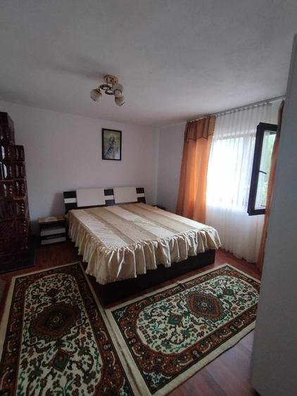 Casă cu 4 camere decomandat în Țicleni