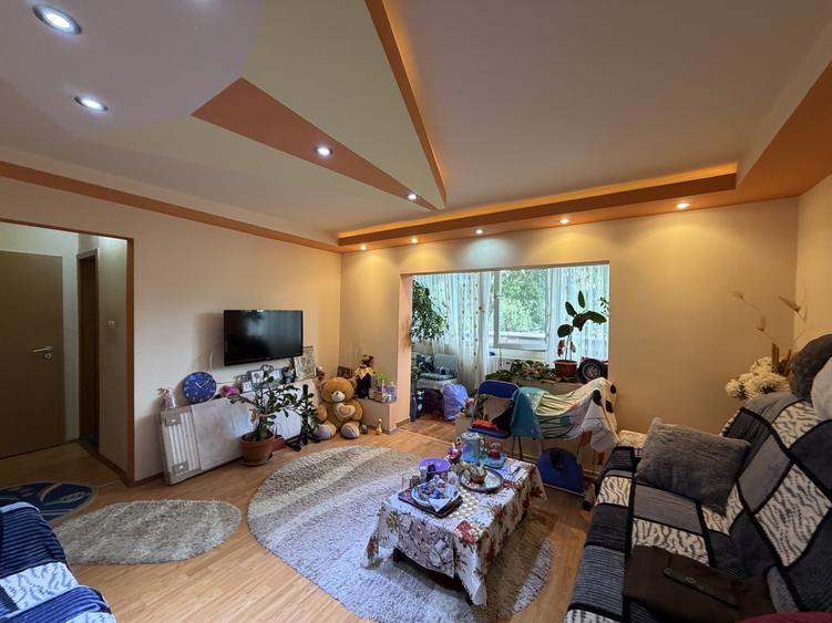 Apartament cu 3 camere semidecomandat în Kiriac
