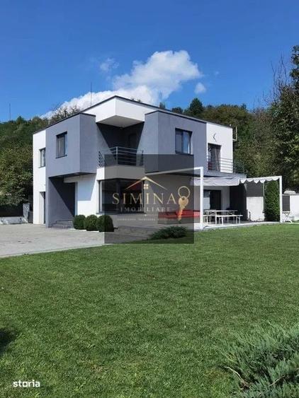 Casă cu 4 camere în Corunca