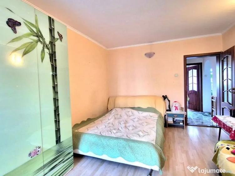 Apartament cu 3 camere semidecomandat în Central
