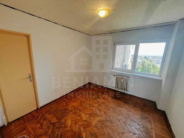 Apartament cu 4 camere semidecomandat în Calea București