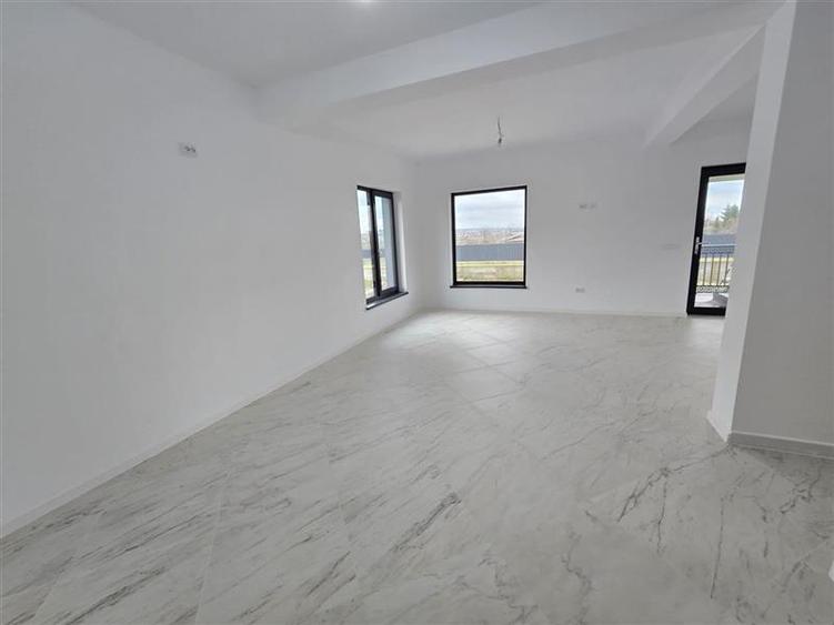 Apartament cu 4 camere decomandat în Lețcani