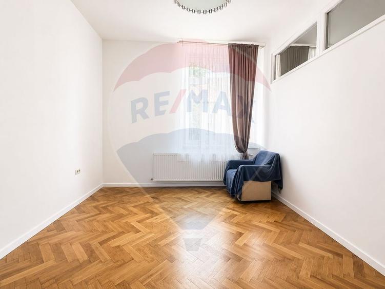 Apartament cu 4 camere decomandat în Central