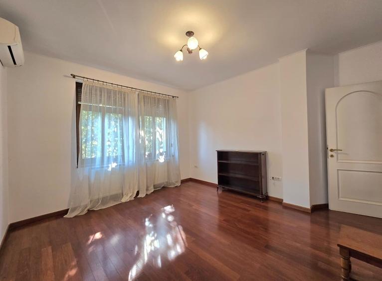 Apartament cu 5 camere în Aviatorilor