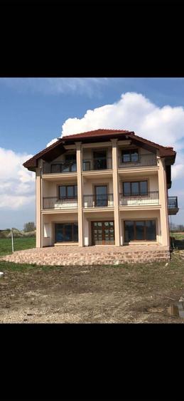 Casă cu 4 camere în Exterior Vest