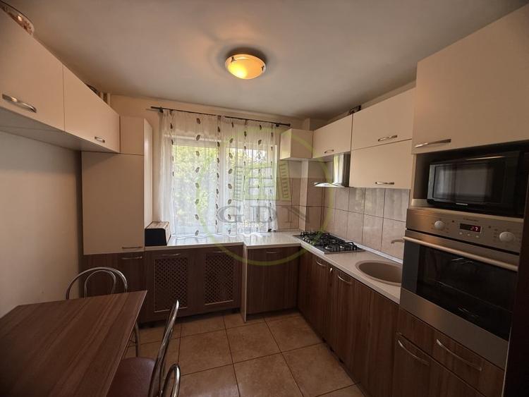 Apartament cu 3 camere semidecomandat, mobilat în Rovine