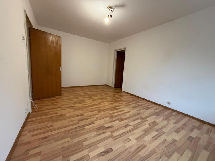 Apartament cu 3 camere semidecomandat în Titan