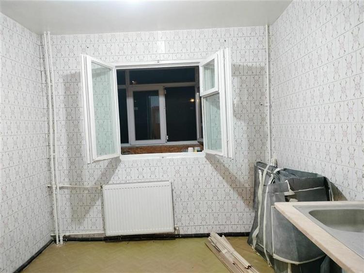 Apartament cu 3 camere decomandat în Dristor