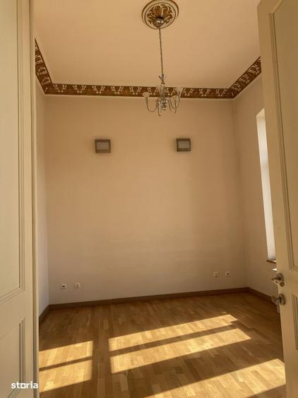 Spațiu comercial, de 530 mp, în Universitate