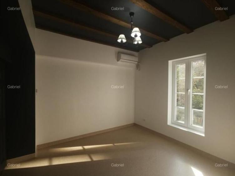 Casă individuală cu 12 camere cu Canalizare în Lacul Tei