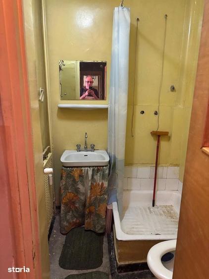 Apartament cu 4 camere semidecomandat în Tei