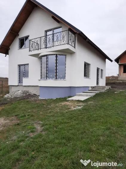 Casă cu 4 camere cu Teren 550 Mp în Șcheia