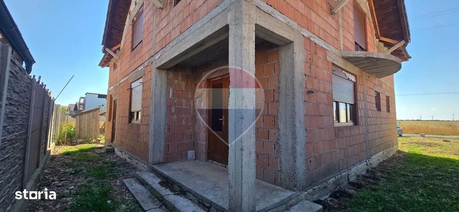 Casă cu 4 camere cu Teren 301 Mp în Intim