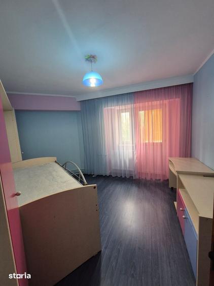Apartament cu 3 camere decomandat, mobilat în Casa de Cultură