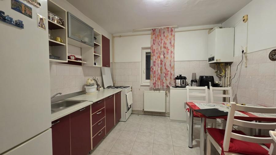 Apartament cu 3 camere decomandat, mobilat în Girocului