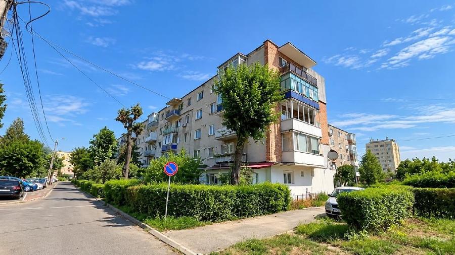 Apartament cu 3 camere semidecomandat în Gojdu