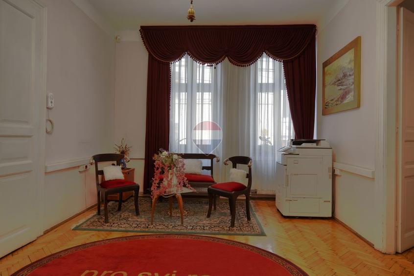 Apartament cu 5 camere decomandat în Semicentral