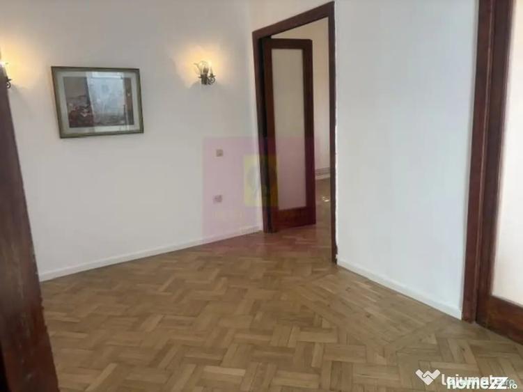 Apartament cu 3 camere semidecomandat în Cotroceni