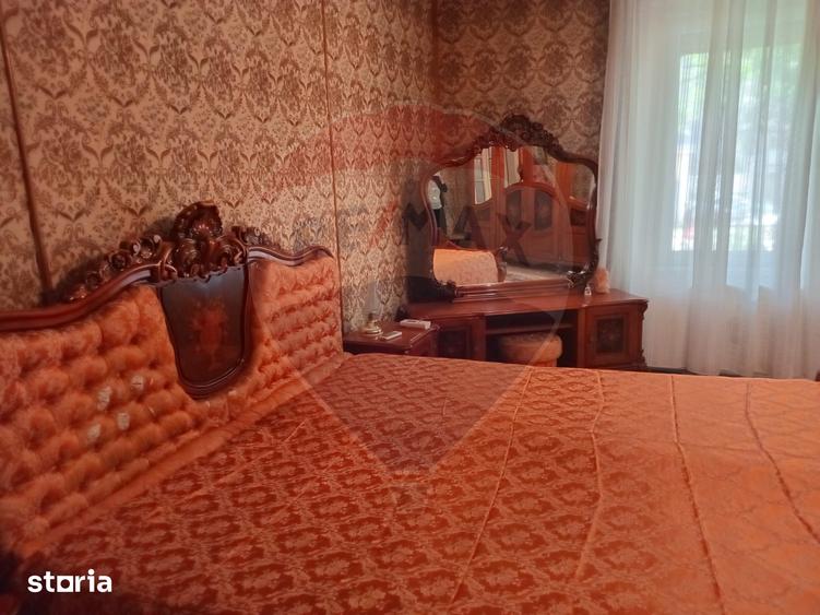 Casă cu 6 camere cu Teren 436 Mp în Romanilor