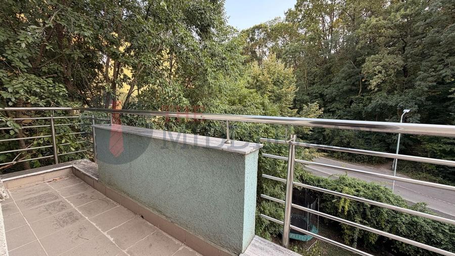 Apartament cu 5 camere decomandat, mobilat în Băneasa