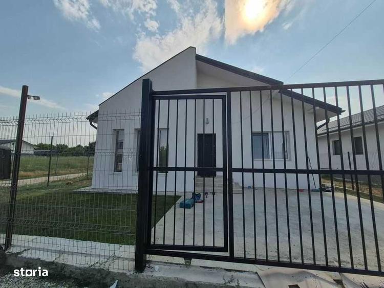 Casă cu 4 camere cu Canalizare în Domnești