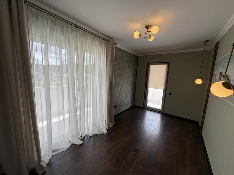 Apartament cu 3 camere semidecomandat, mobilat în Florești