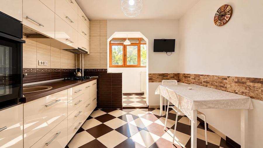 Apartament cu 3 camere semidecomandat, mobilat în Mihai Bravu