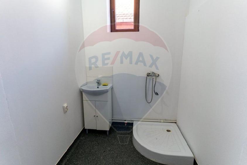 Casă individuală cu 5 camere cu Teren 302 Mp în Central
