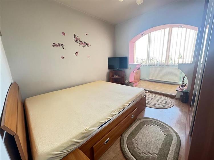 Apartament cu 3 camere decomandat, mobilat în Valea Aurie